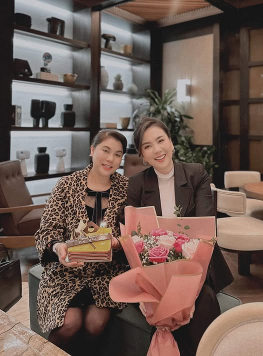 MC Mai Ngọc hiếm khi khoe ảnh mẹ ruột giật mình tưởng 2 chị em