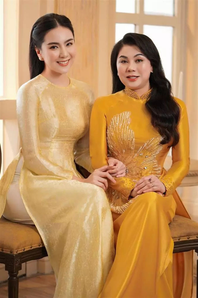 MC Mai Ngọc hiếm khi khoe ảnh mẹ ruột giật mình tưởng 2 chị em