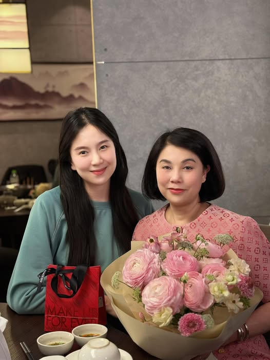 MC Mai Ngọc hiếm khi khoe ảnh mẹ ruột giật mình tưởng 2 chị em