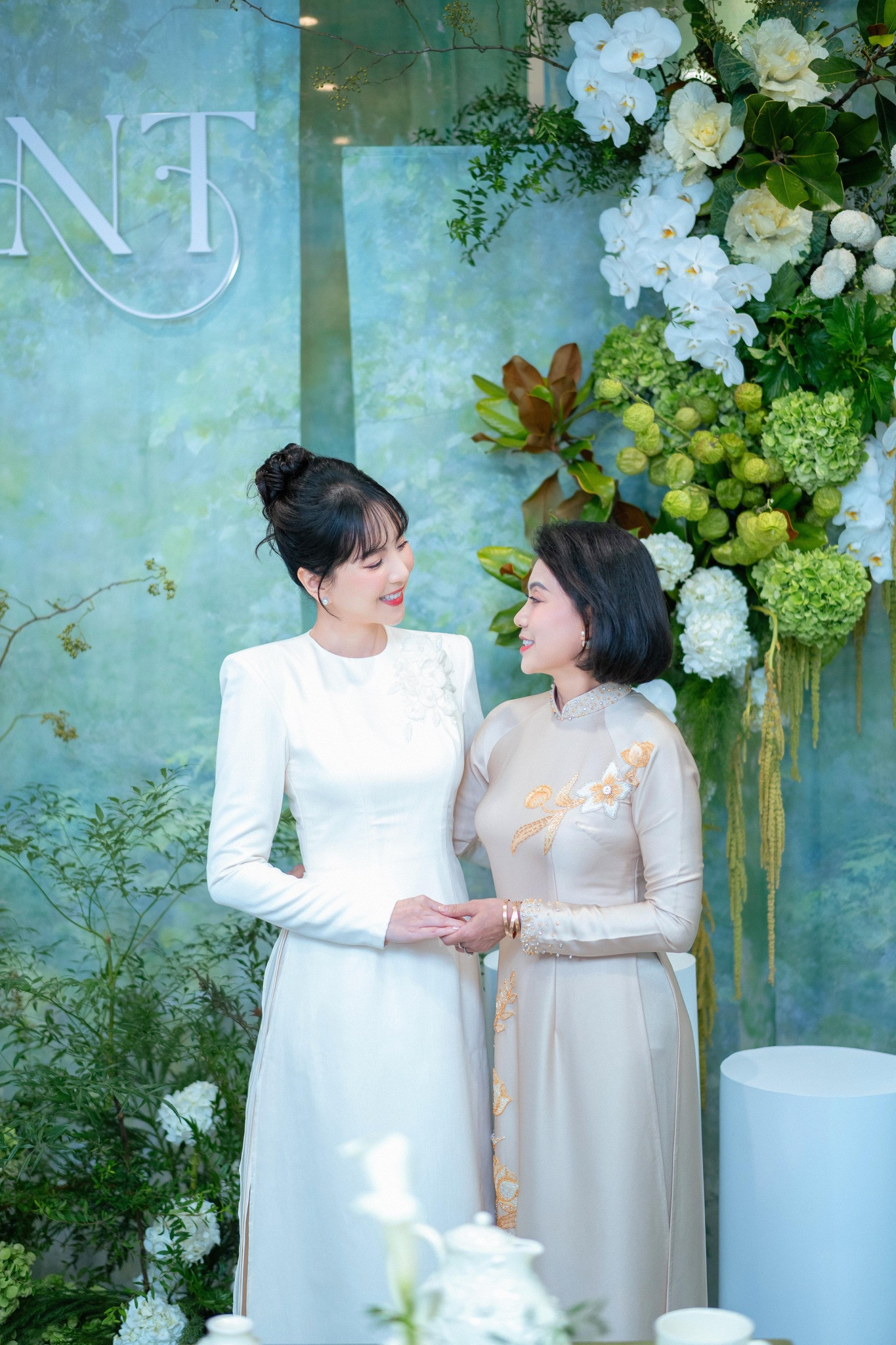 MC Mai Ngọc hiếm khi khoe ảnh mẹ ruột giật mình tưởng 2 chị em