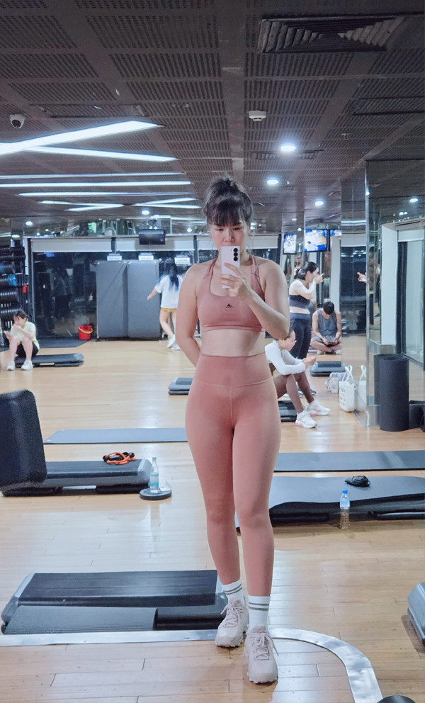 Nhan sắc đời thực vợ Mạnh Trường: 40 tuổi '3 vòng' vẫn nuột nà, da dẻ căng bóng- Ảnh 4.