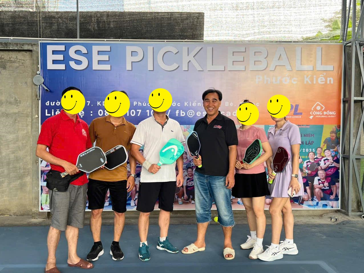 Quyền Linh gây tranh cãi với trang phục không giống ai trên sân pickleball