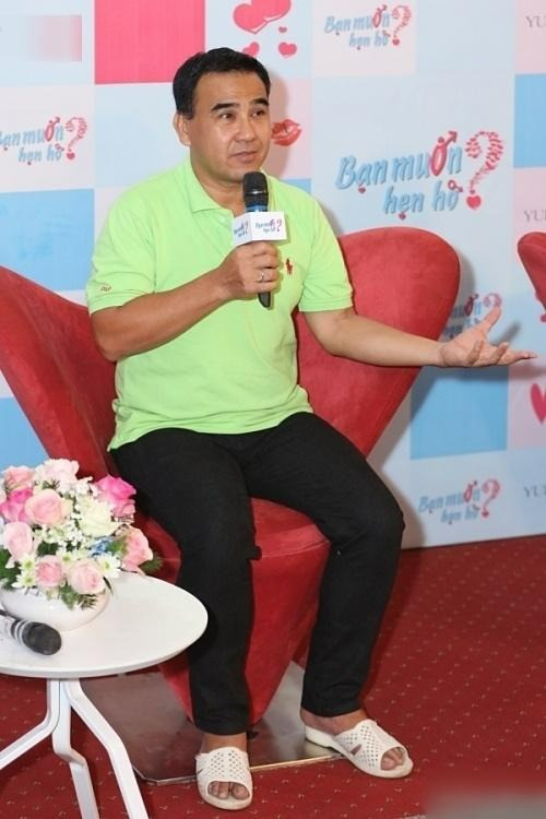 Quyền Linh gây tranh cãi với trang phục không giống ai khi ra sân pickleball