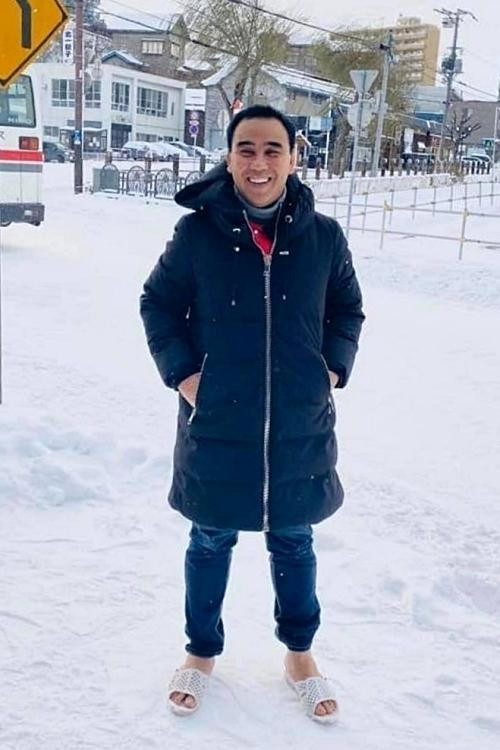 Quyền Linh gây tranh cãi với trang phục không giống ai khi ra sân pickleball