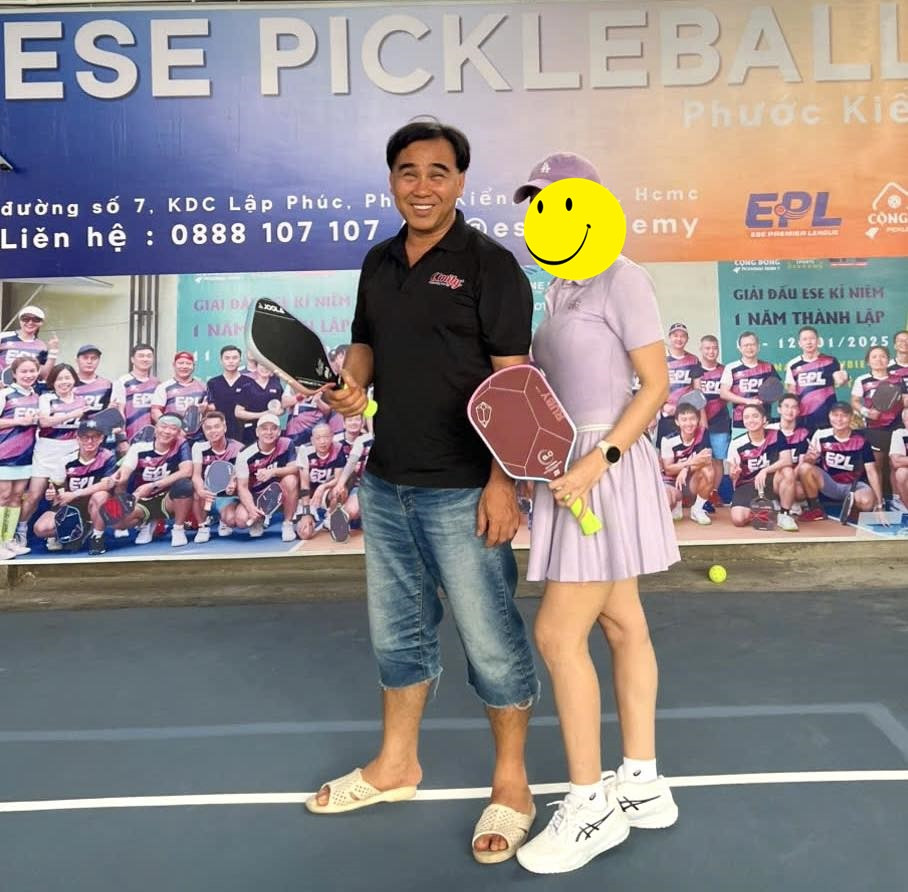 Quyền Linh gây tranh cãi với trang phục không giống ai trên sân pickleball