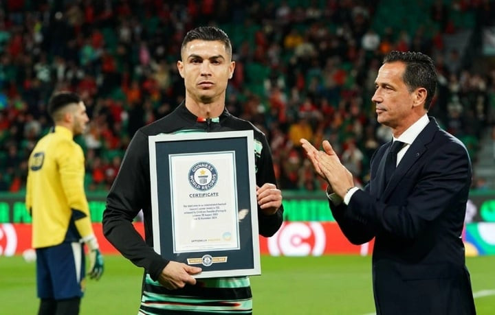 Ronaldo nhận kỷ lục Guinness lần thứ 4. (Ảnh: Getty).