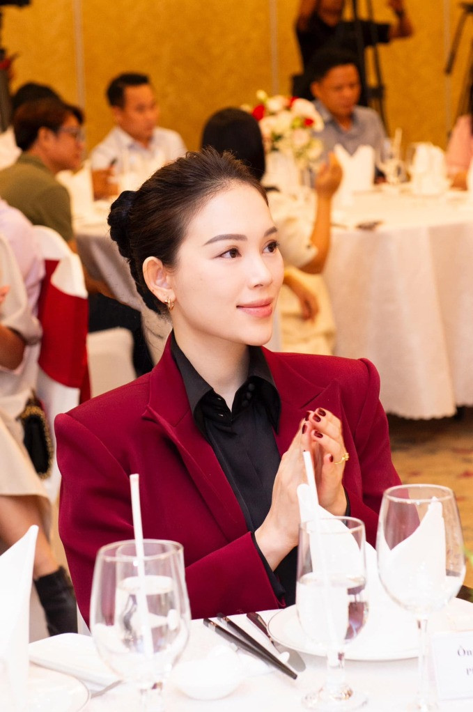 Thiếu gia Phillip Nguyễn đăng status để lộ chuyện hôn nhân sau 2 năm lấy Linh Rin