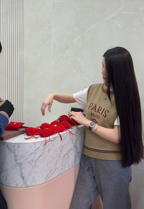 Vợ Quang Hải liên tục khoe độ giàu có cuộc sống chuẩn phú bà bao người ước