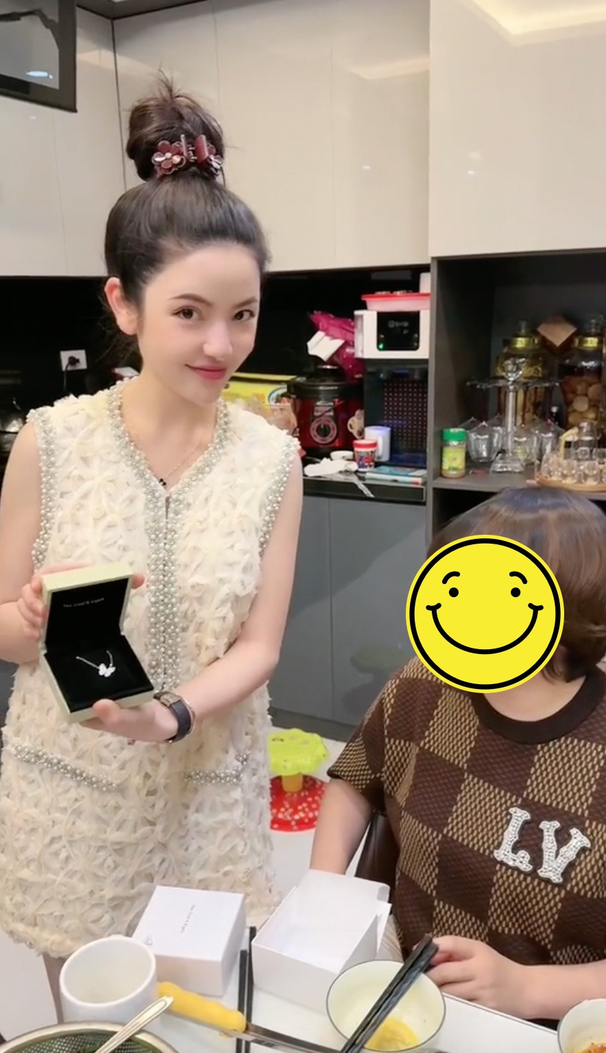 Vợ Quang Hải liên tục khoe độ giàu có cuộc sống chuẩn phú bà bao người ước