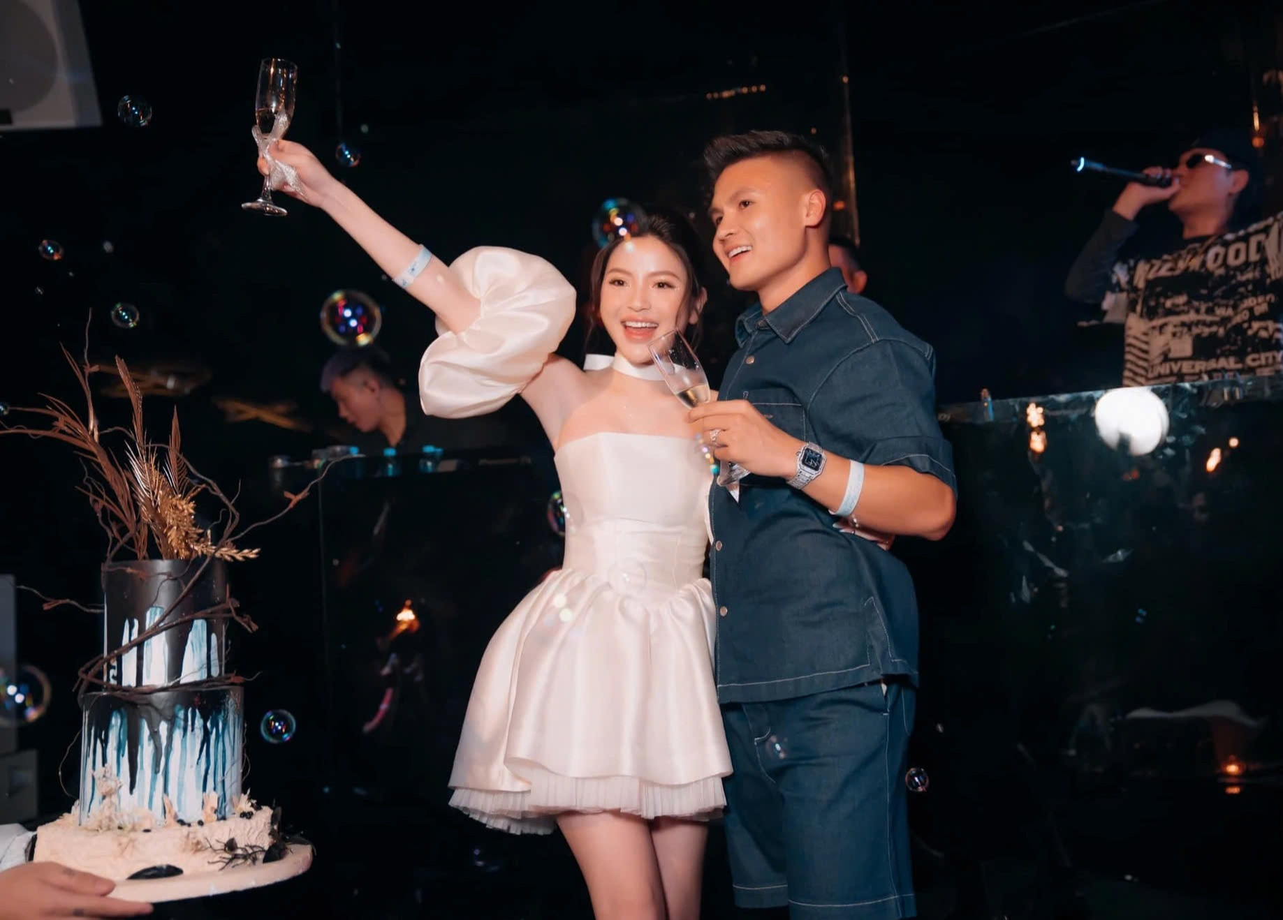 Vợ Quang Hải liên tục khoe độ giàu có cuộc sống chuẩn phú bà bao người ước