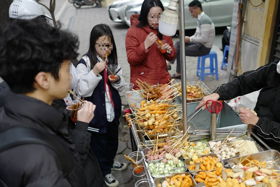 'Xiên bẩn' nở rộ ở Hà Nội, khách vây kín từ hàng rong tới quán buffet