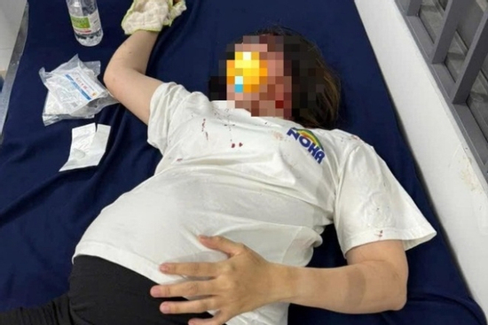 Clip hơn 1 phút ghi lại cảnh bà bầu và nam thanh niên bị đánh dã man chỉ vì trẻ con giành đồ chơi