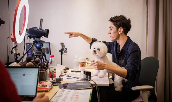 Trung Quốc: Cô gái lấy tiền thừa kế của gia đình tặng 7 tỷ cho các streamer ảnh 2