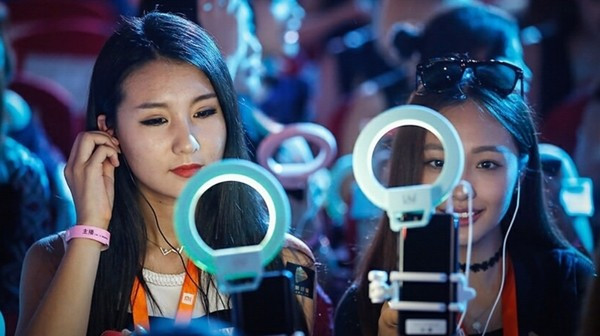 Trung Quốc: Cô gái lấy tiền thừa kế của gia đình tặng 7 tỷ cho các streamer ảnh 1