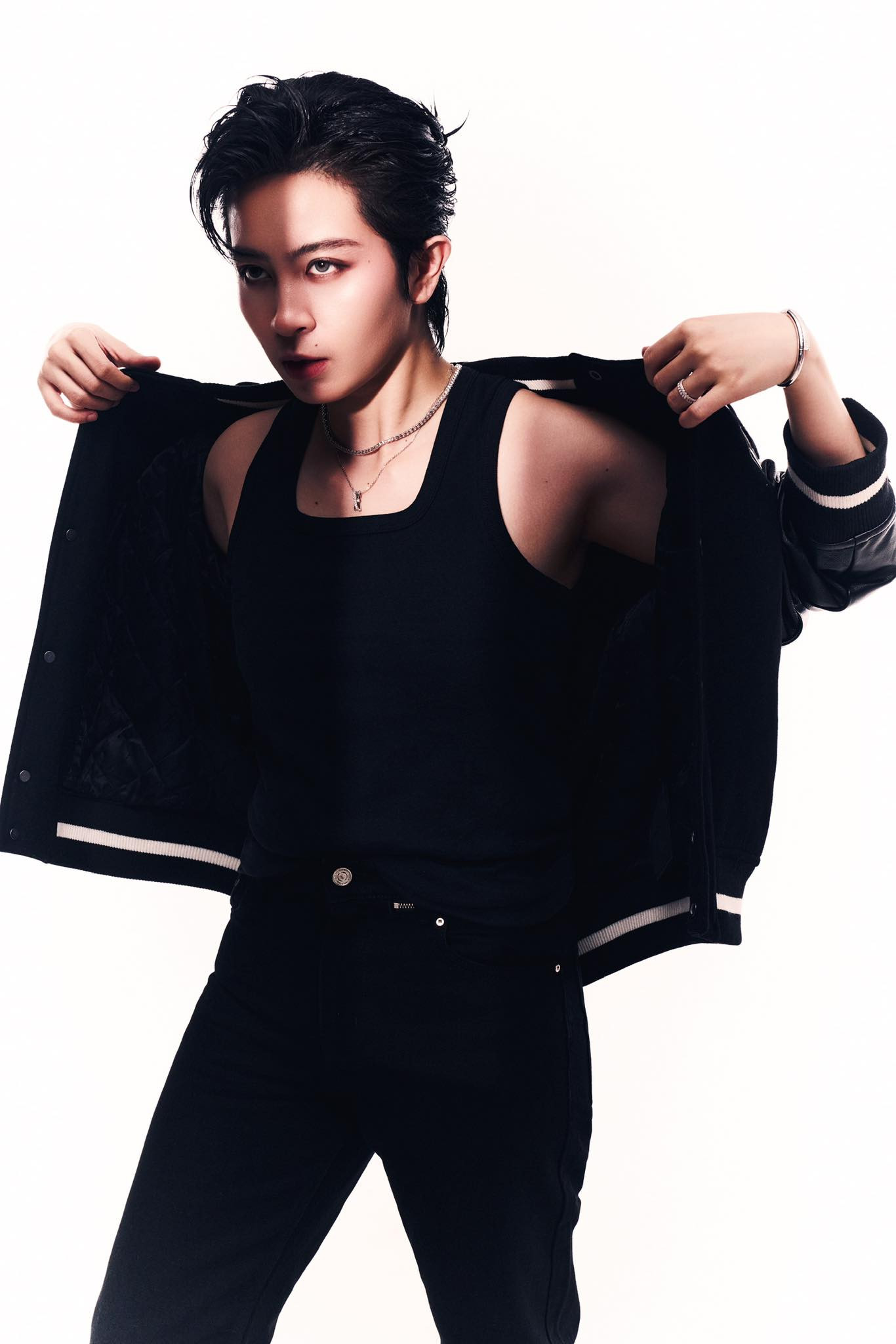 Flex loạt ảnh đẹp trai đốn tim Xoài Non Gil Lê bất ngờ bị mỉa mai chuyện giới tính