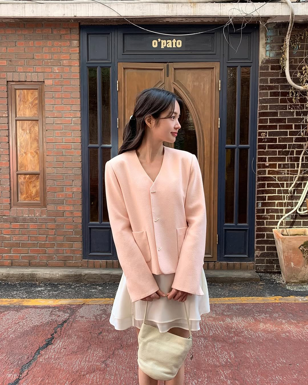 Không phải blazer oversized, đây mới là 4 kiểu blazer đang được phụ nữ Hàn mê diện nhất lúc này- Ảnh 1.