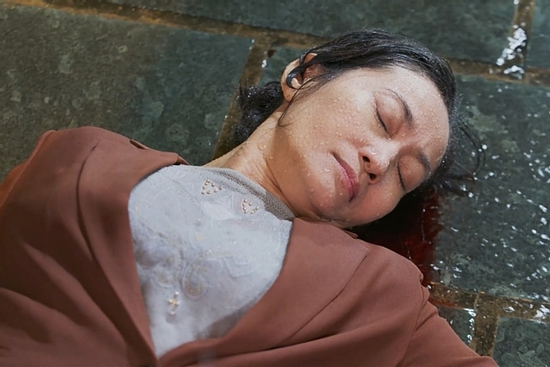 NSƯT Hạnh Thúy kiệt sức, ngất xỉu trên phim trường