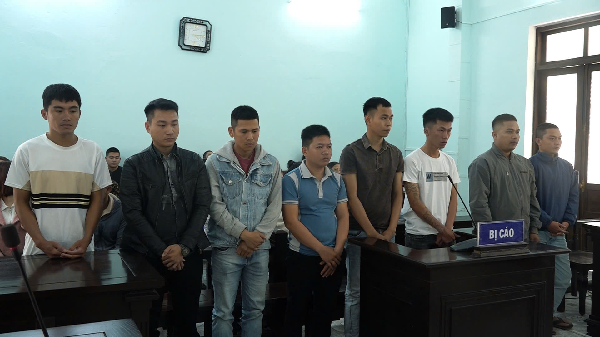 Đến quán bar sử dụng ma tuý, 8 thanh niên lĩnh án - Ảnh 1.