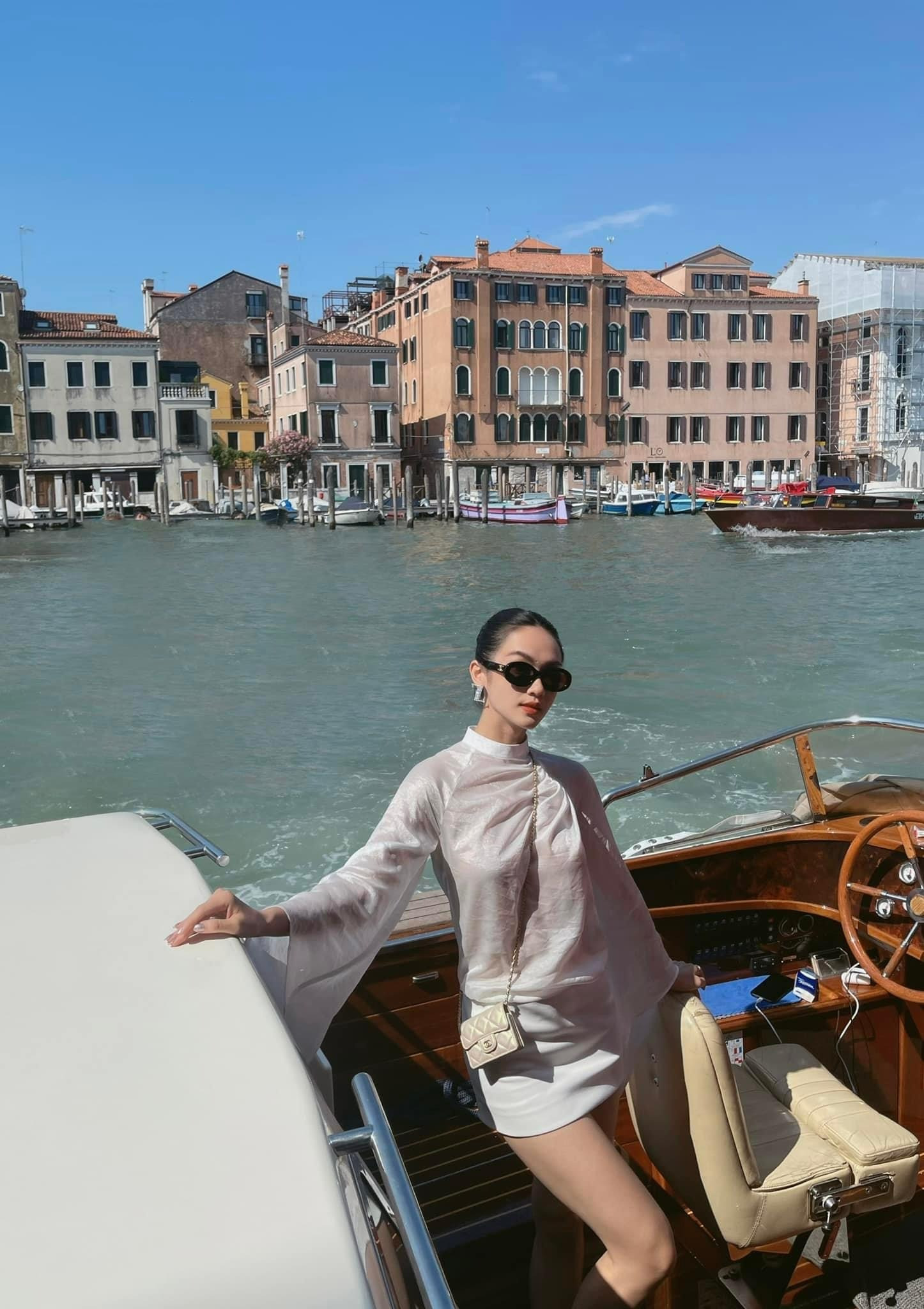 Vẻ ngoài nóng bỏng của Á hậu Vbiz tố ViruSs thao túng quay xe vội vì sợ bị kiện