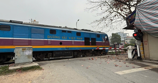 Vụ barie bất ngờ mở khi tàu đến: Người dân ở Hà Nội 'tố' thanh chắn hay trục trặc