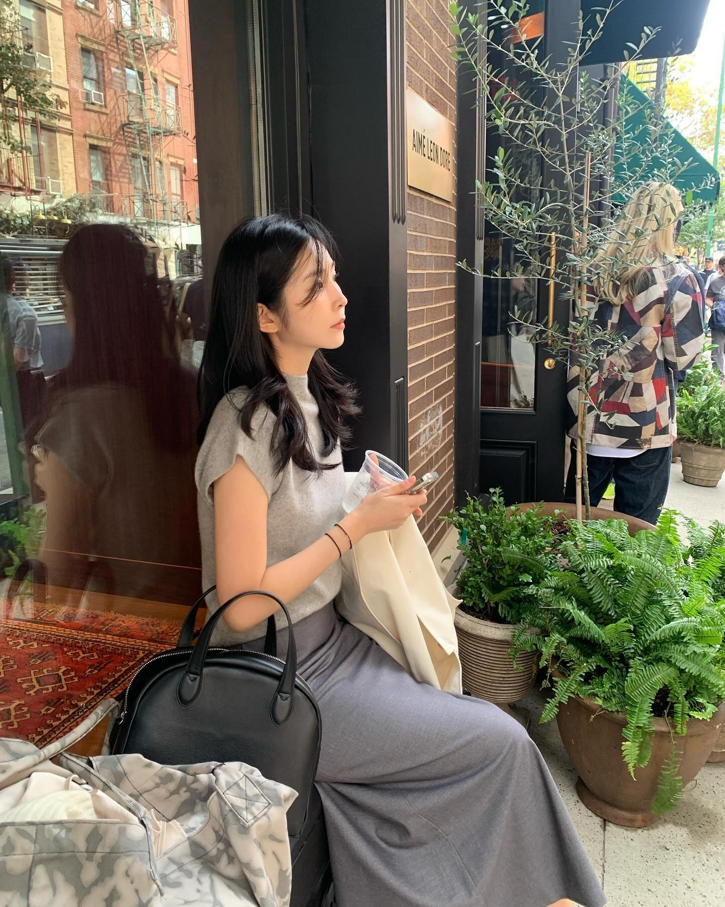 5 món thời trang công sở giúp phụ nữ U40 thêm trẻ trung- Ảnh 2.