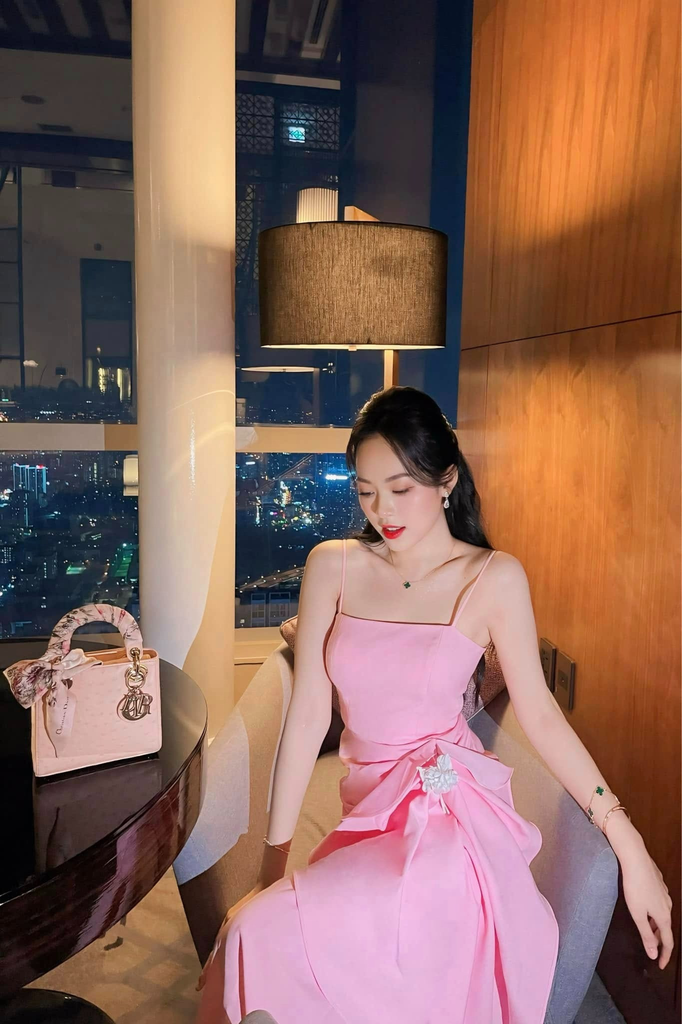 Á hậu Trịnh Thùy Linh lộ hàng loạt dấu hiệu sắp làm dâu hào môn