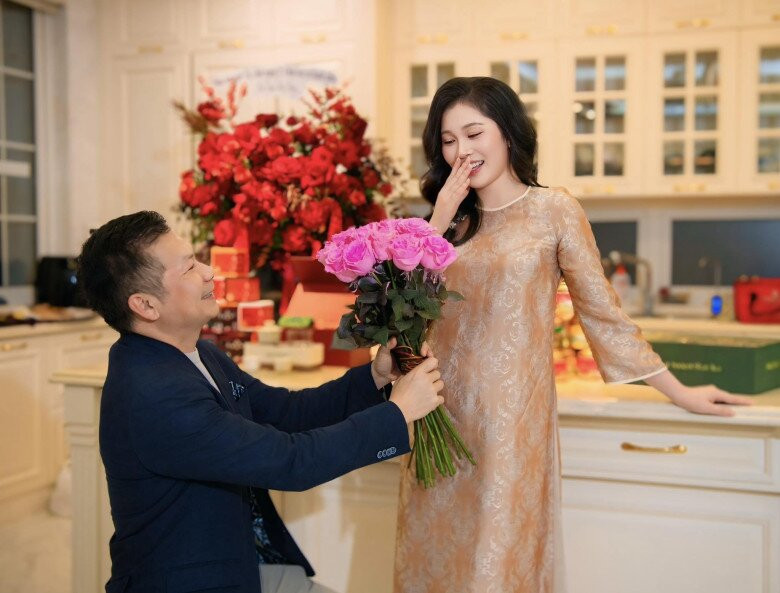 Hé lộ thỏa thuận hôn nhân của Shark Hưng và vợ Á hậu kém 16 tuổi