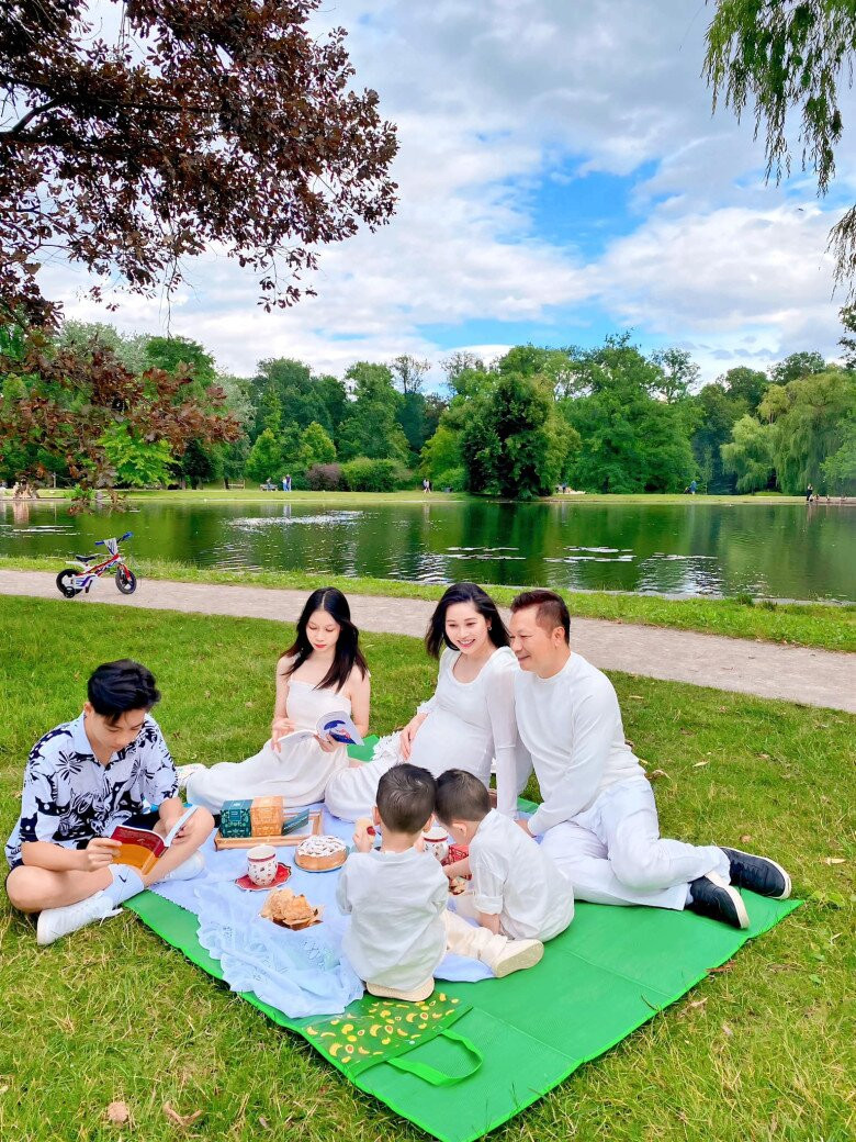 Hé lộ thỏa thuận hôn nhân của Shark Hưng và vợ Á hậu kém 16 tuổi