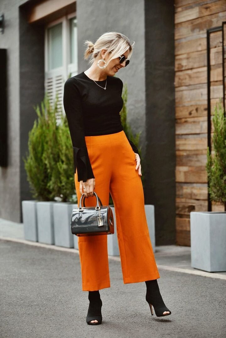 Quần culottes có thiết kế ống rộng giúp che giấu phần chân cong một cách hoàn hảo. (Ảnh: Pinterest)