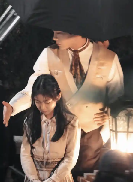 Đinh Vũ Hề nhận 'cơn mưa lời khen' khi nhanh trí cứu bạn diễn nhí trên phim trường - Ảnh 2