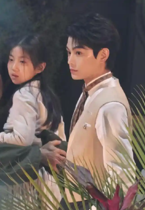 Đinh Vũ Hề nhận 'cơn mưa lời khen' khi nhanh trí cứu bạn diễn nhí trên phim trường - Ảnh 1