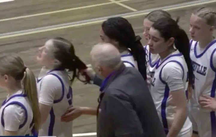 HLV Jim Zullo khi giật tóc nữ cầu thủ ngay trên sân.
