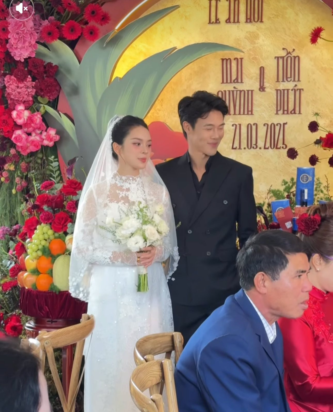 Quỳnh Lương tung ảnh bầu 5 tháng nét căng sau màn giấu bụng cực khéo ở đám cưới