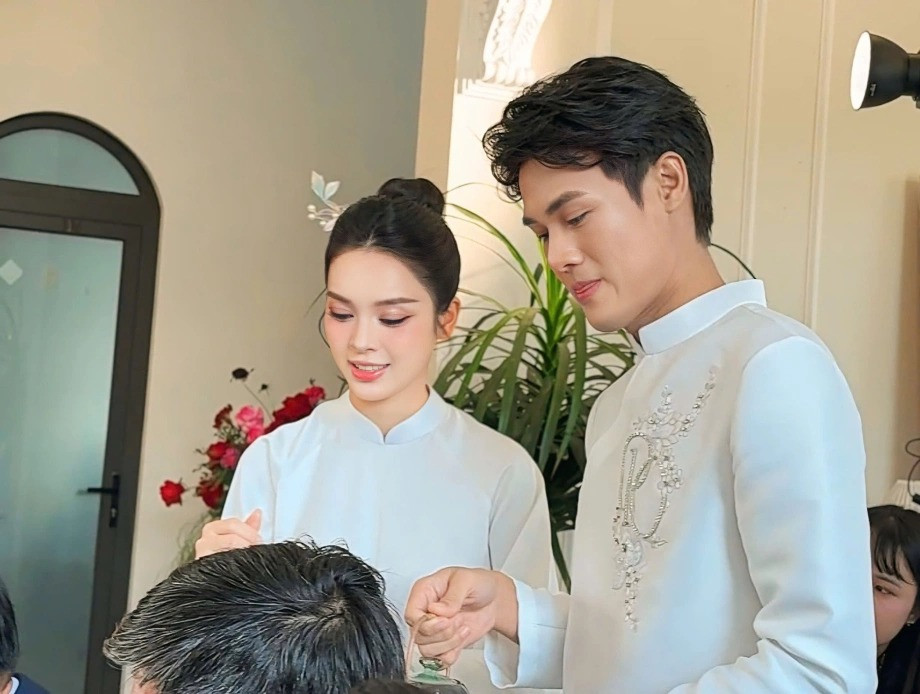 Quỳnh Lương tung ảnh bầu 5 tháng nét căng sau màn giấu bụng cực khéo ở đám cưới