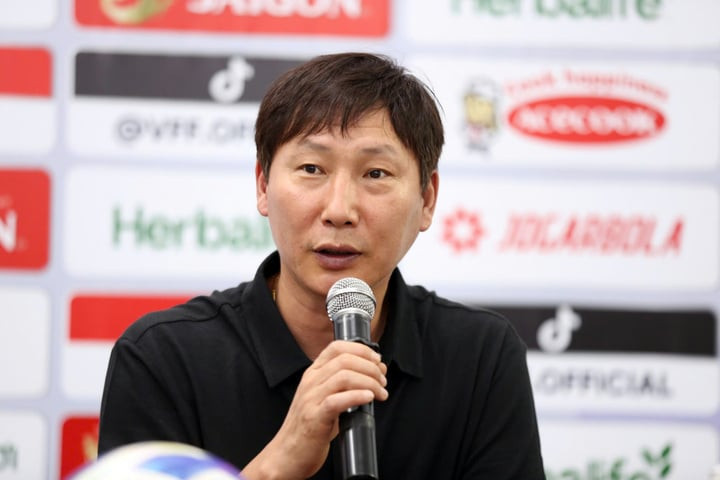 HLV Kim Sang-sik hài lòng với chiến thắng.