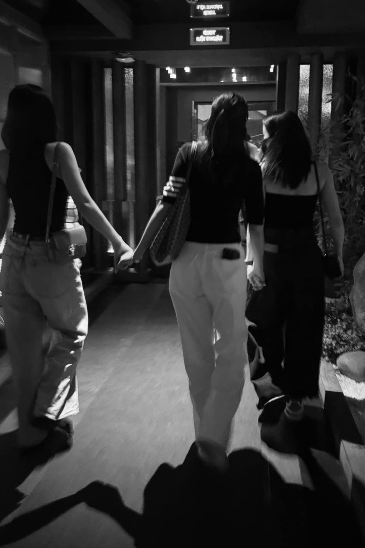 2 Hoa hậu Vbiz từng vướng tin đồn yêu đồng giới nay đã nghỉ chơi hủy follow trên MXH