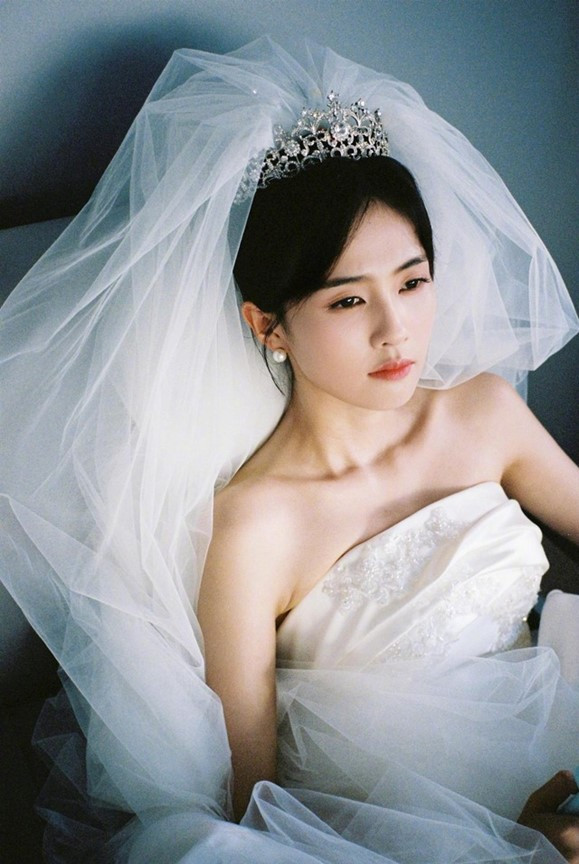 Bạch Lộc xinh đẹp khi khoác lên mình chiếc váy cô dâu- Ảnh 1.