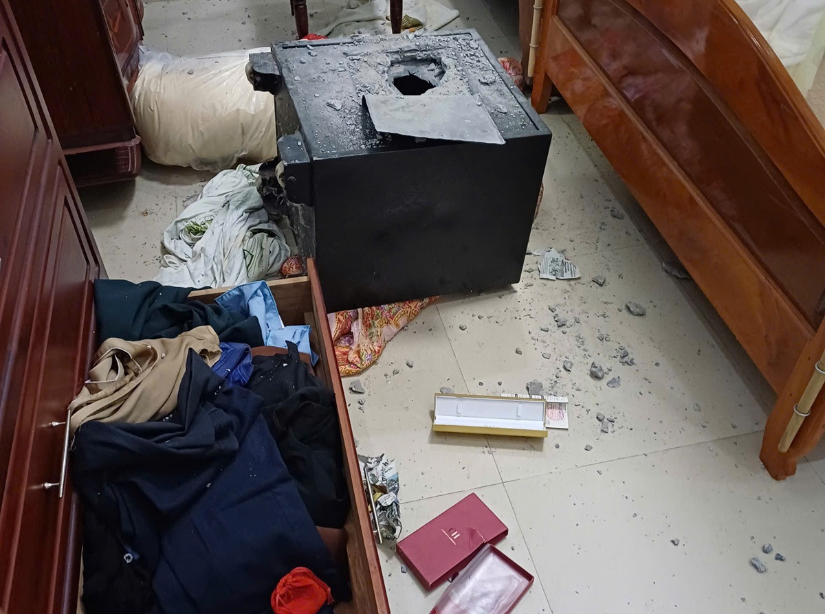 Đột nhập nhà dân, phá két sắt trộm 2,5 cây vàng cùng 110 triệu đồng tiền mặt..jpg