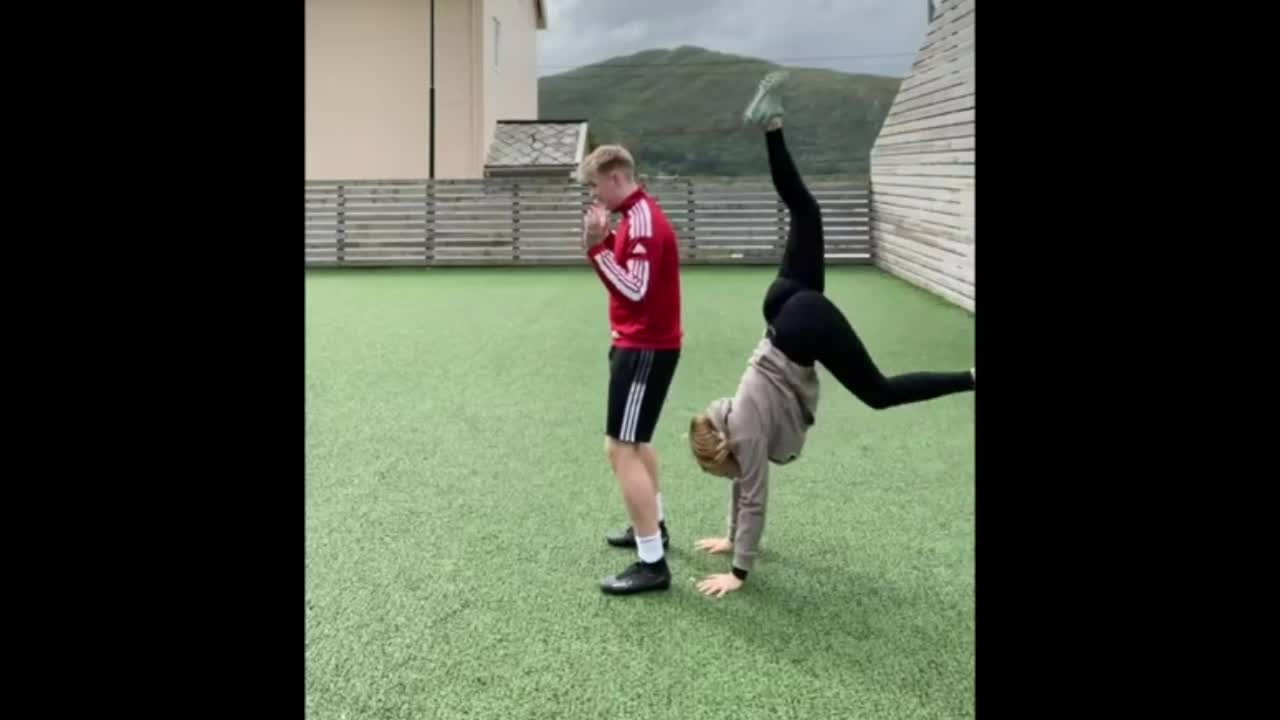 Hai anh em ở Na Uy thực hiện trào lưu TikTok.