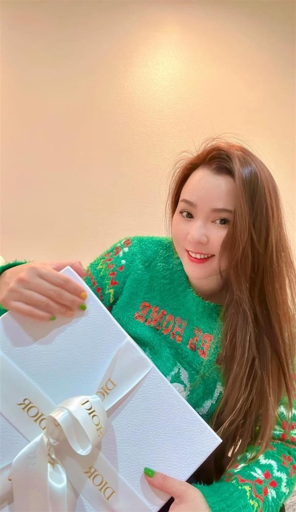 Cuộc sống Hoàng Oanh Mắt Ngọc sau 15 năm rời nhóm lấy chồng Tây hơn 13 tuổi