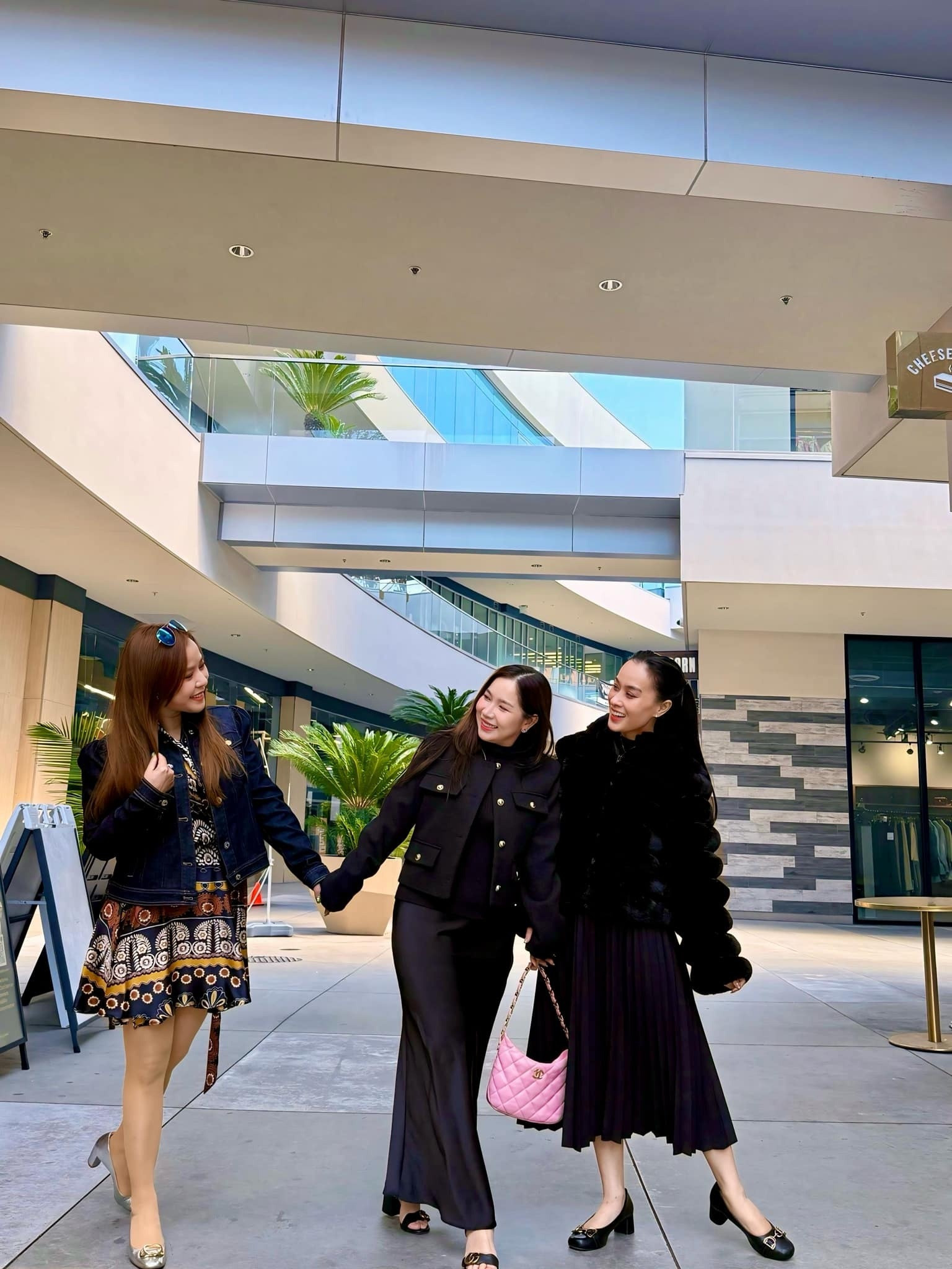 Cuộc sống Hoàng Oanh Mắt Ngọc sau 15 năm rời nhóm lấy chồng Tây hơn 13 tuổi