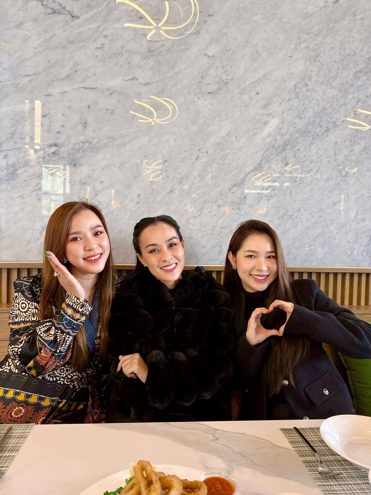 Cuộc sống Hoàng Oanh Mắt Ngọc sau 15 năm rời nhóm lấy chồng Tây hơn 13 tuổi