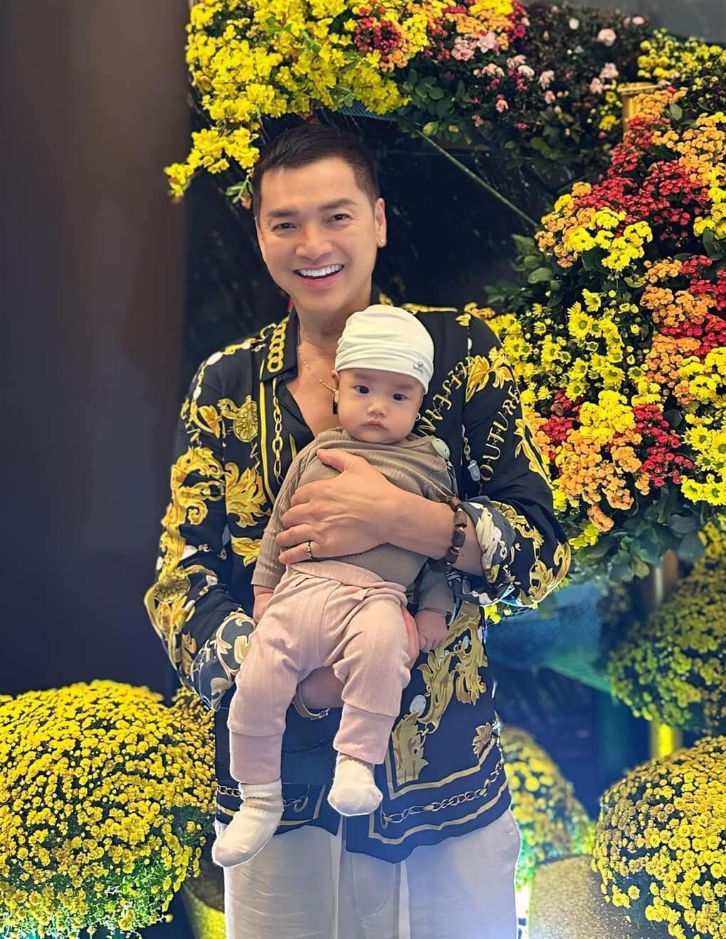 Diễn viên Quang Minh U70 khoe quý tử sao y bản chính