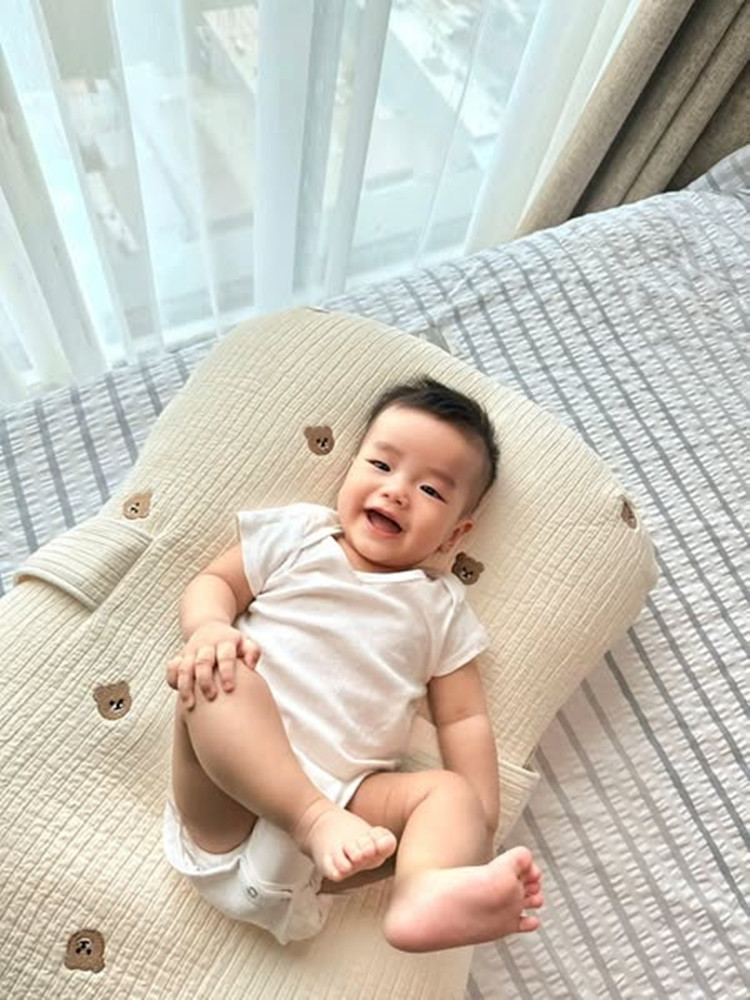 Diễn viên Quang Minh U70 khoe quý tử sao y bản chính