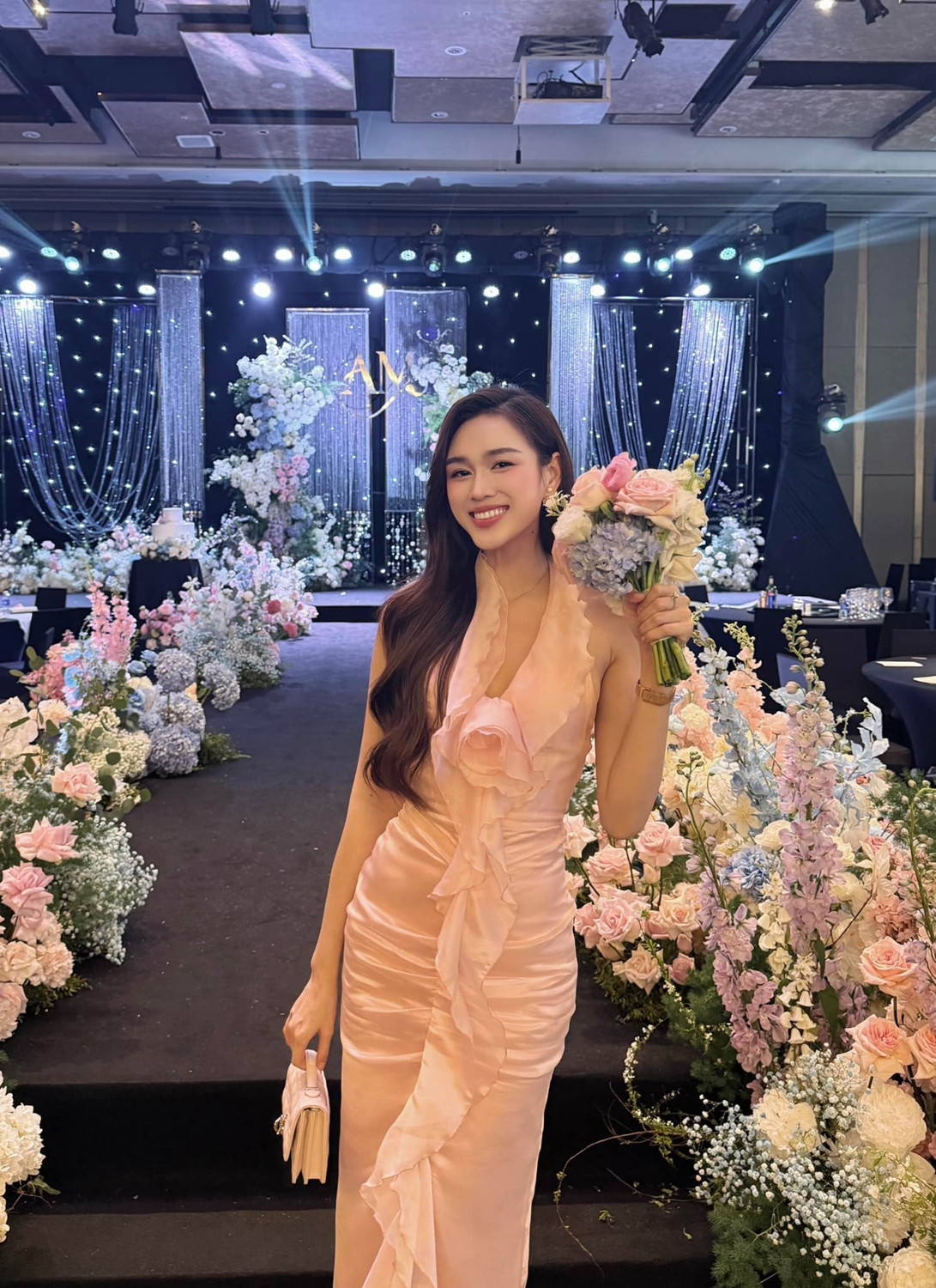 Đỗ Thị Hà úp mở chuyện viết thiệp cưới Chữ em xấu lắm