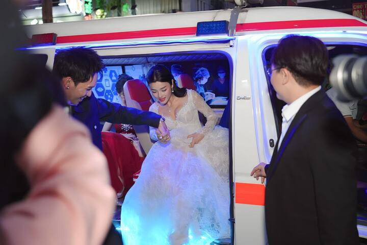 Nghệ sĩ đi xe cứu thương đến sự kiện ra mắt phim. (Ảnh: Ảnh: ĐPCC)