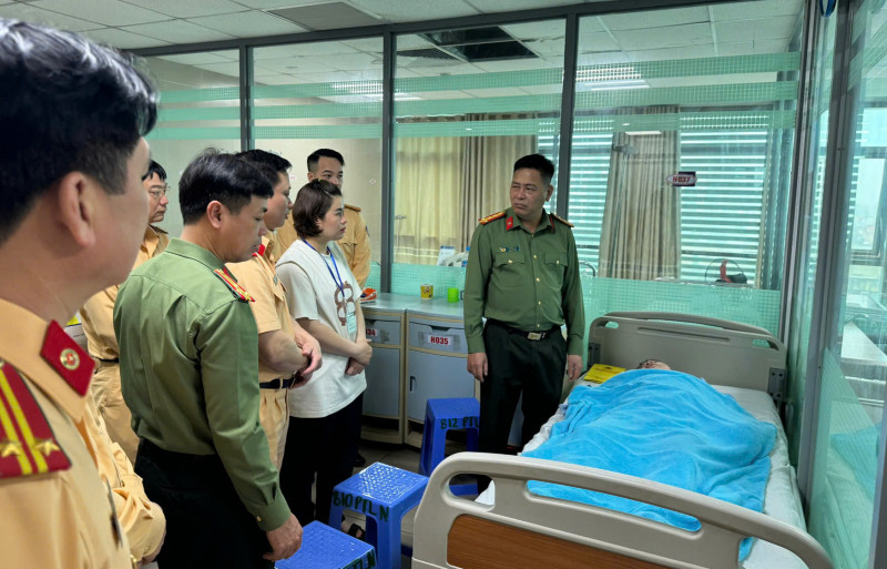 Khởi tố, bắt khẩn cấp nam thanh niên tông đại úy CSGT gãy 2 xương sườn- Ảnh 2.