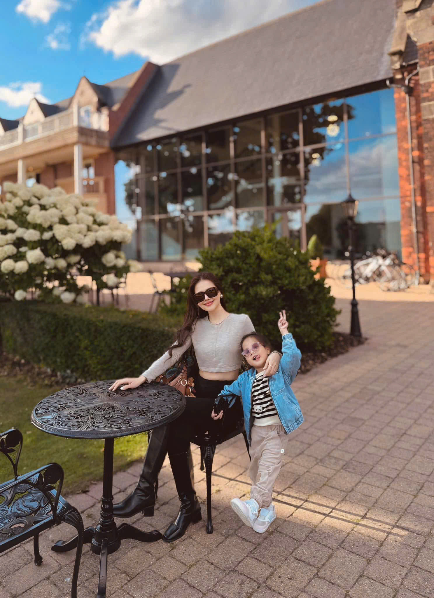 Phanh Lee và ái nữ 4 tuổi xuất ngoại như đi chợ chồng đại gia làm phó nháy giấu mặt