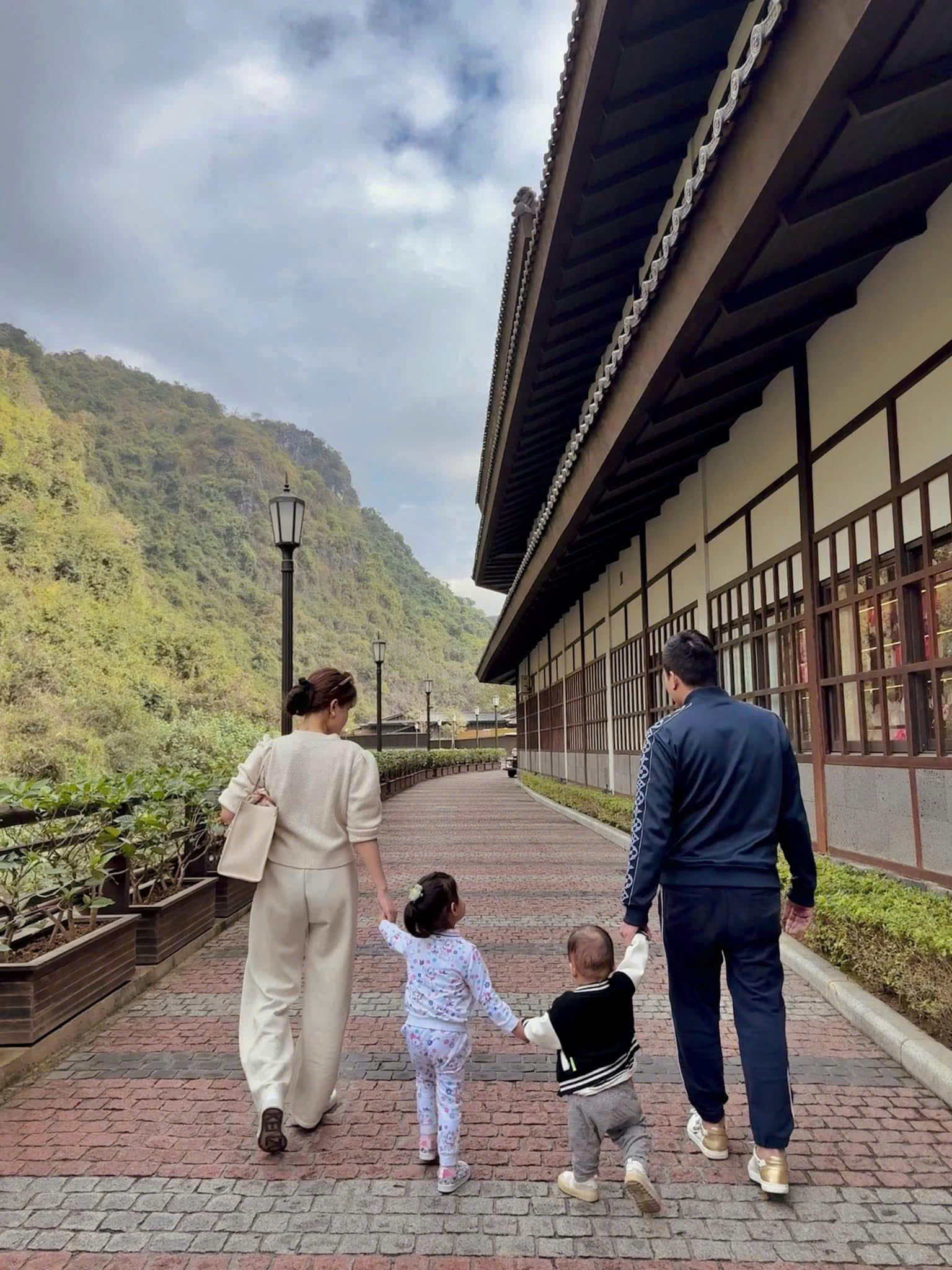 Phanh Lee và ái nữ 4 tuổi xuất ngoại như đi chợ chồng đại gia làm phó nháy giấu mặt