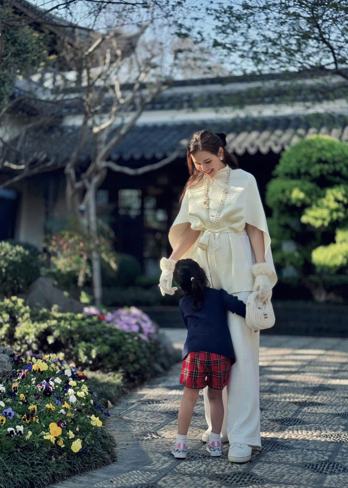 Phanh Lee và ái nữ 4 tuổi xuất ngoại như đi chợ chồng đại gia làm phó nháy giấu mặt